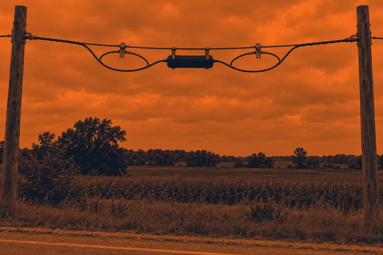 Splice enclosure hung on aerial strand